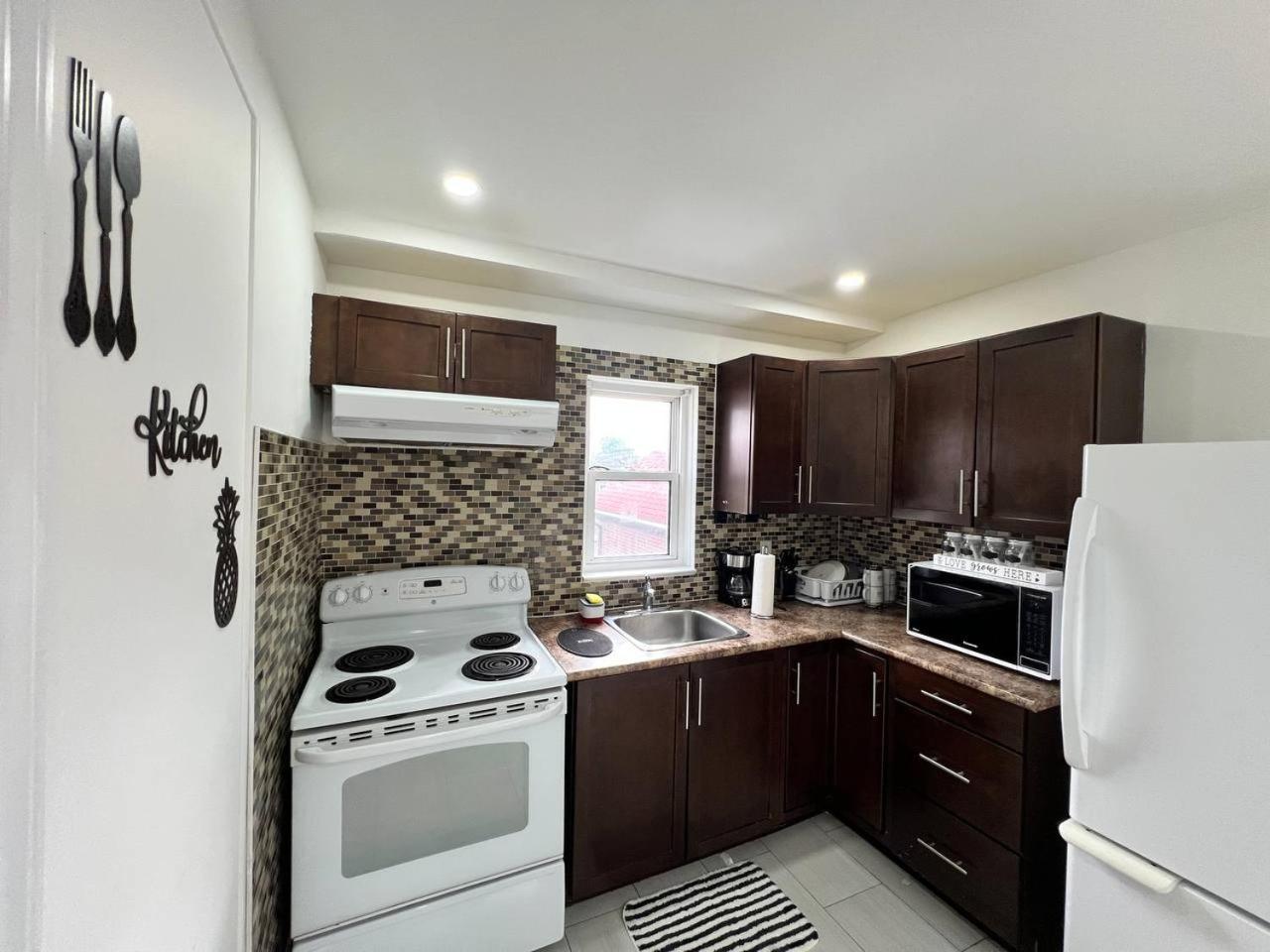 #1 Convvy-Nient Residence! Торонто Екстериор снимка