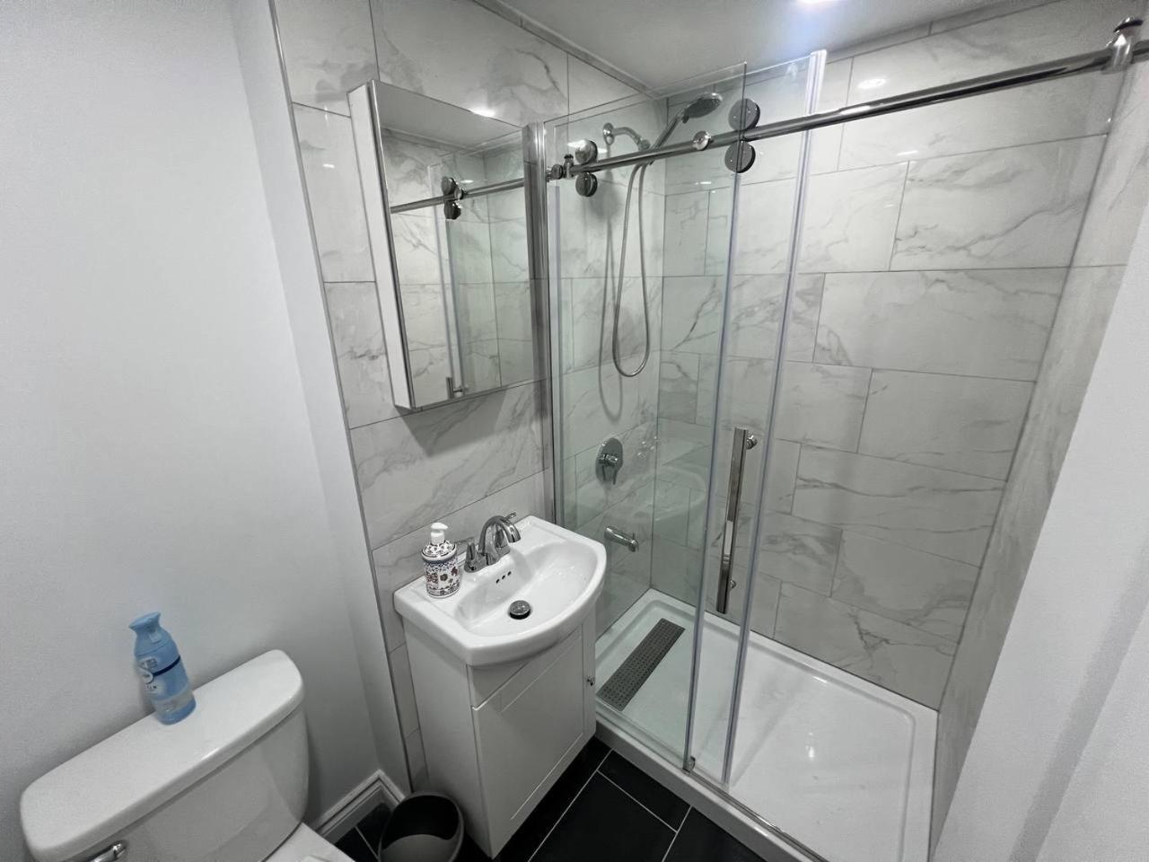 #1 Convvy-Nient Residence! Торонто Екстериор снимка